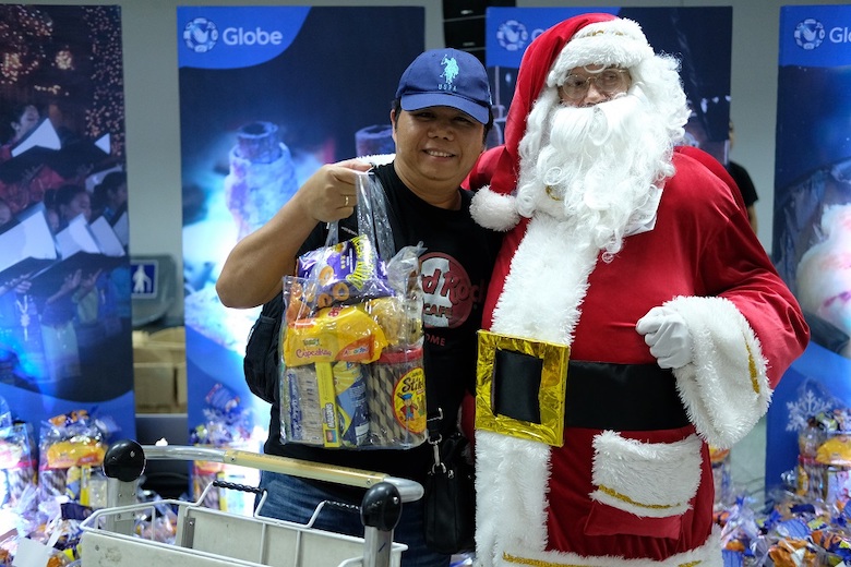 Globe spreads holiday cheer to returning OFWs and tourists in Cebu | Cebu Finest