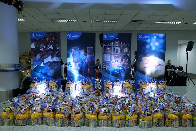 Globe spreads holiday cheer to returning OFWs and tourists in Cebu | Cebu Finest