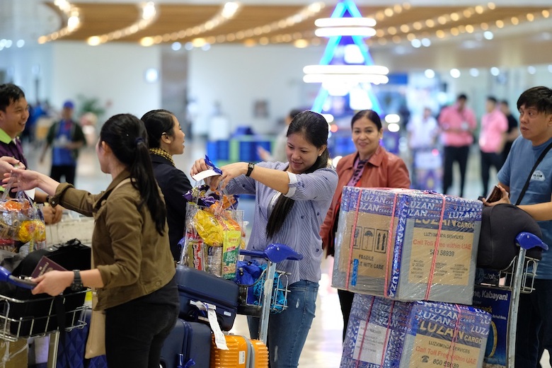 Globe spreads holiday cheer to returning OFWs and tourists in Cebu | Cebu Finest