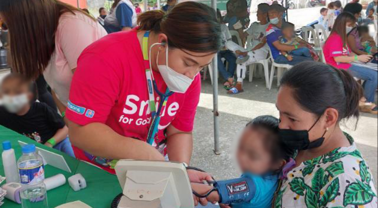 A volunteer from Watsons in action | CebuFinest